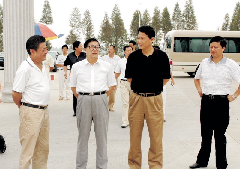  2006年9月1日，湖北省委常委、統(tǒng)戰(zhàn)部部長(zhǎng)蘇曉云蒞臨我公司考察，張嗣義書記陪同