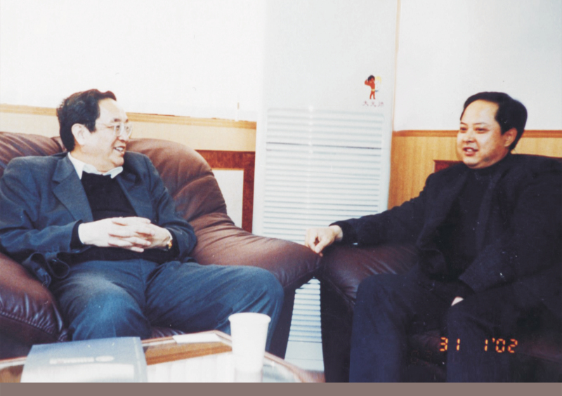 2002年1月31日，中央政治局委員、湖北省委書(shū)記俞正聲在省委辦公室親切接見(jiàn)舒心先生 