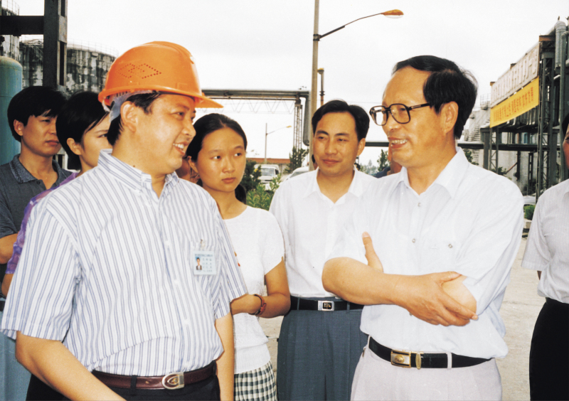 1998年8月1日，湖北省委書(shū)記賈志杰在舒心先生的陪同下，對(duì)我公司進(jìn)行了視察